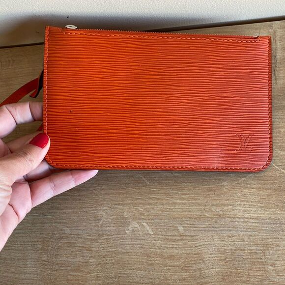 Authentic Louis Vuitton epi clutch bag - Picture 5 of 9
